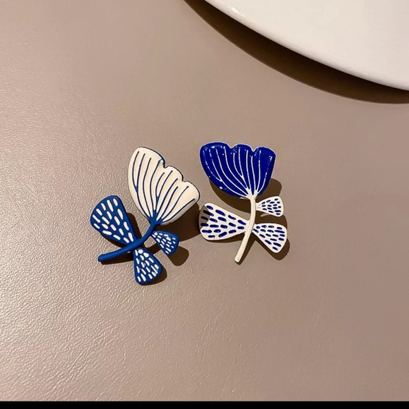 Blue and White Flower Earrings - Picture 4 of 5
